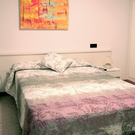 Hostal Lara Llança Buitenkant foto