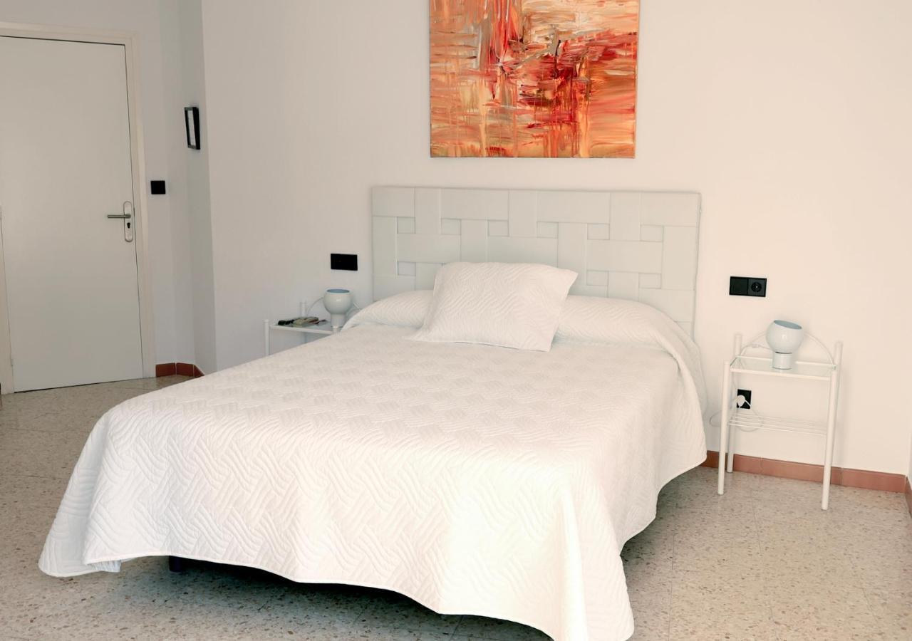 Hostal Lara Llança Buitenkant foto